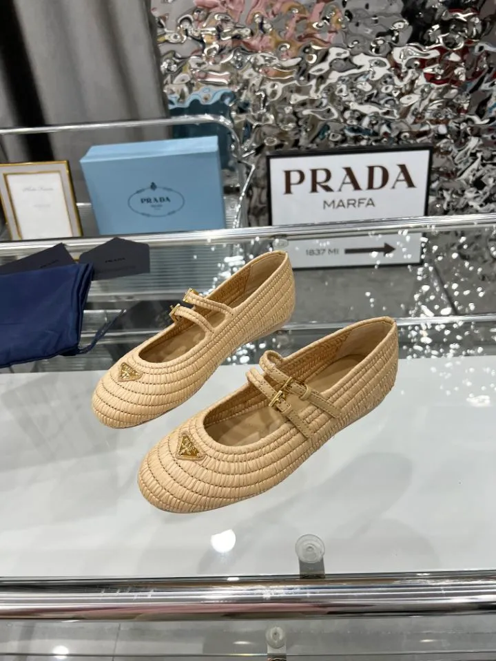 👟👟Ex-factory price 660👟👟 25ss ❤❤PRADA new summer espadrille shoes PRAD summer limited Prada espadrille shoes This time, the ballet shoe silhouette reinterprets the classic from a new seasonal perspective. Prada's summer style reflects the brand's ever-evolving aesthetic 🔥 Softly deconstructed flat silhouettes 🔥 Rooted in a new concept of formal style. 🔥Female elements are reinterpreted with a light attitude, and natural materials enhance the seasonal atmosphere. 🔥Add texture and lazy elegance. The entire pair of shoes has 3888 holes with intricate workmanship. The imported raffia is all hand-woven. The original version is made 1:1. Sizes 35-41 (no rush orders!!!)